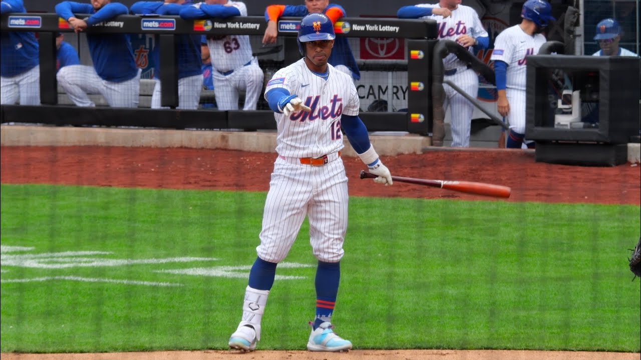 Mets fans sing along to 