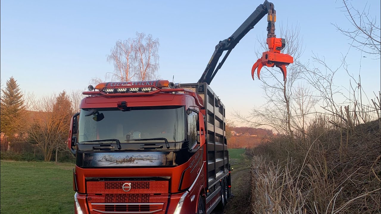 Geri Wicki Transporte Spezialholzerei mit Westtech Woodcracker CS 510 crane Greifersäge an VOLVO FH