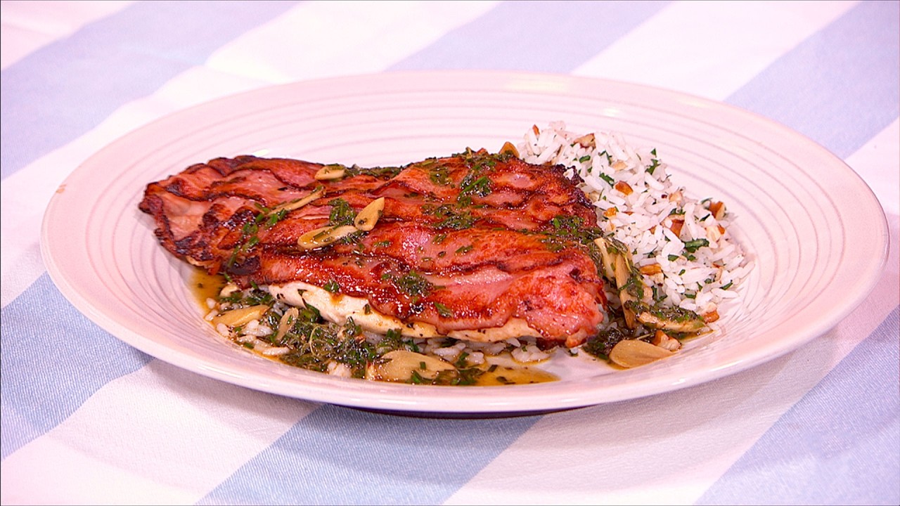 Pechuga de pollo aplastada con salsa de vino blanco y hierbas