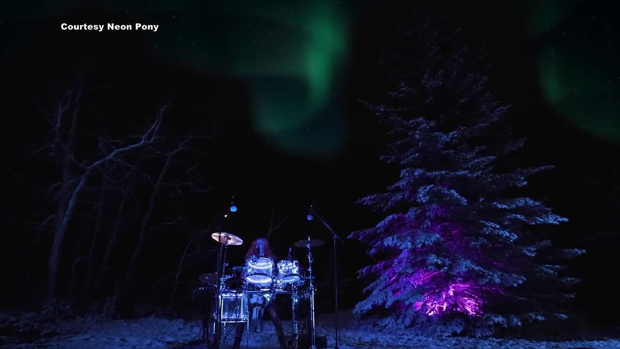Musician performs under the aurora in Nenana &mdash; without gloves, in 17 degrees