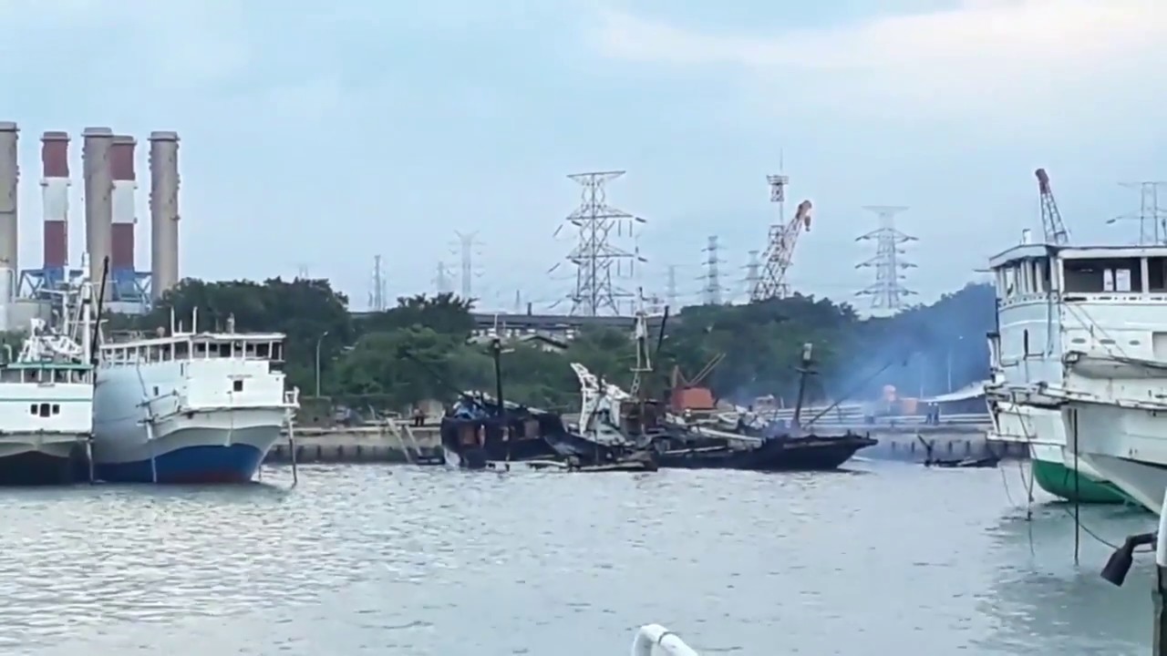 Tiga Kapal Barang Terbakar di Pelabuhan Gresik