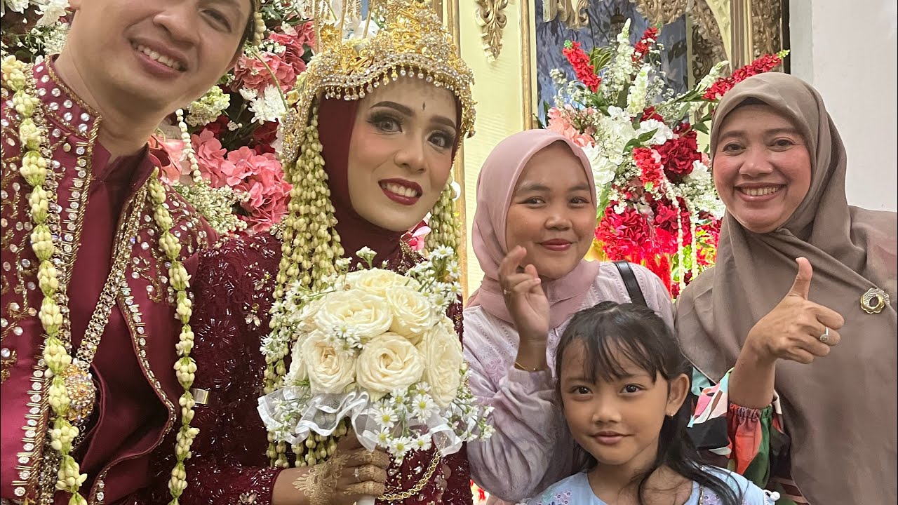 Sorotan 6.54 - 11.54 dari Neng Sasa sedang live sekarang! kondangan ke Nikahan Neng Rarah