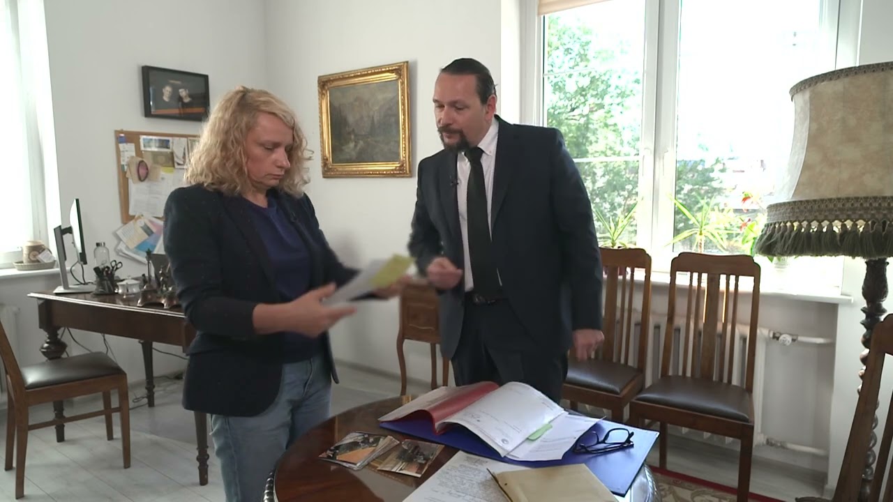 Śpi na klatce, bo w mieszkaniu ma śmieci po sufit. 