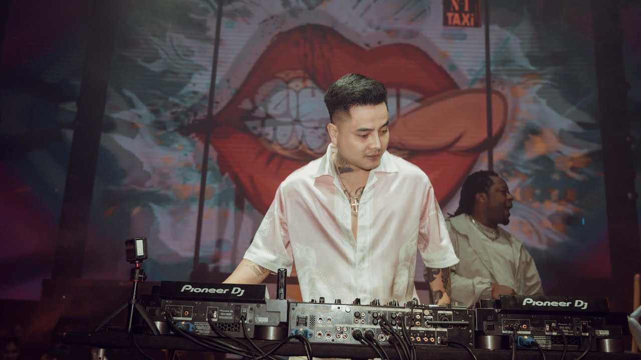 DJ FWIN ft MC PENKO LIVE SET IN N1 TAXI LOUNGE SIHANOUKVILLE CAMBODIA LET START PARTY TOGETHER