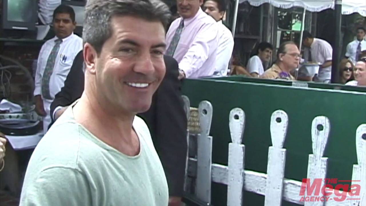 American Idol judge Simon Cowell is seen leaving the popular Beverly Hills restaurant 'The Ivy",