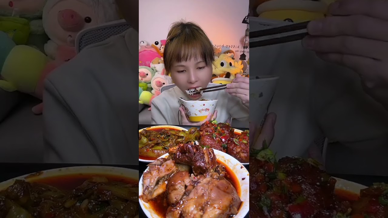 Eat spicy braised chicken feet, stir-fried bell peppers, and fried meatballs with rice.