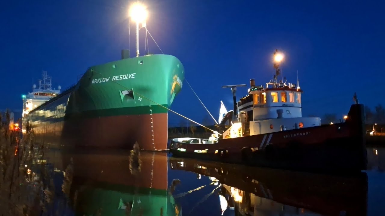Coaster de ARKLOW RESOLVE glijdt over een spiegel de stad Groningen binnen.