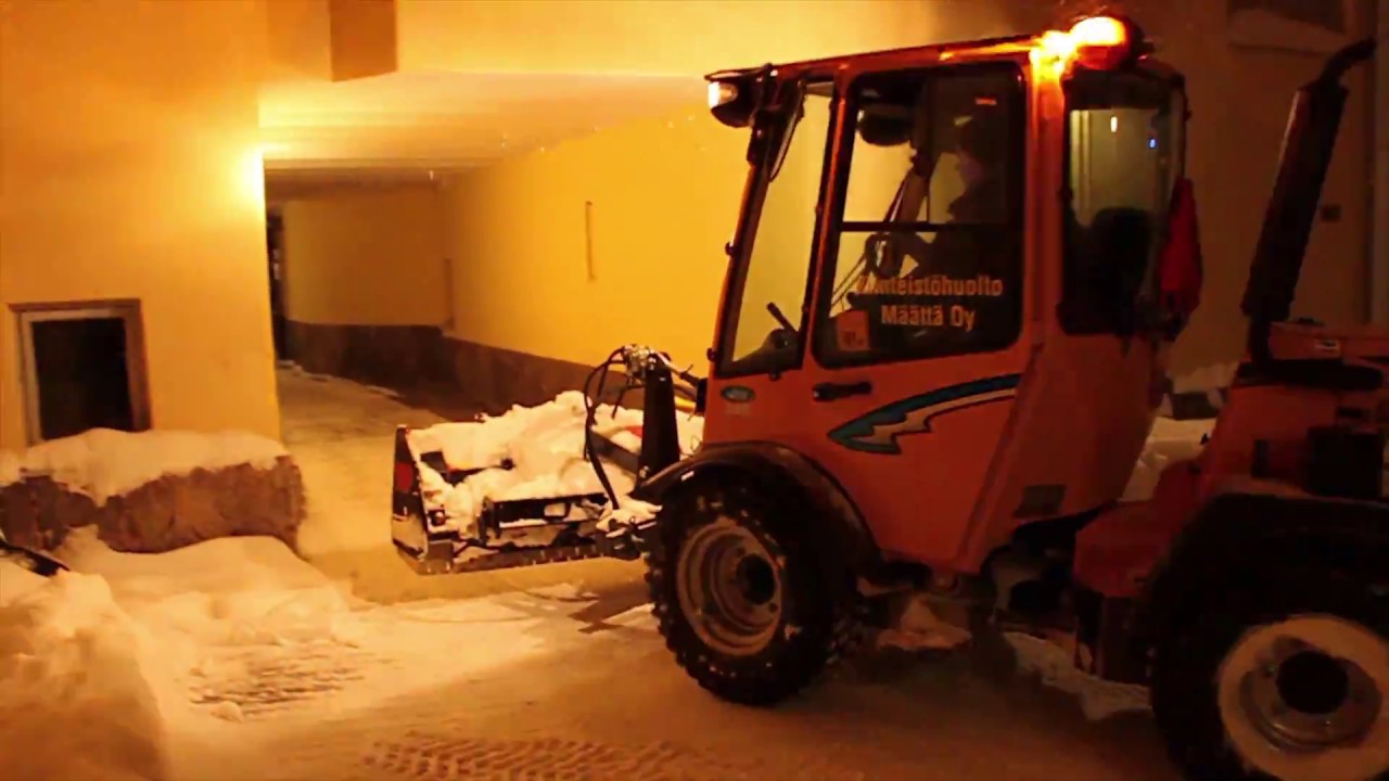 Wille 265 plowing snow in Helsinki