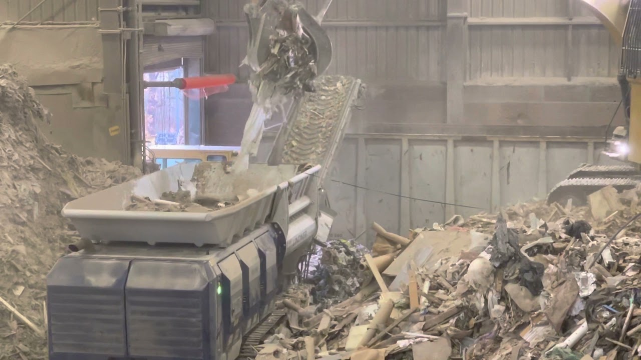 Lindner 95DK shredder loading 106 tons, max weight of C&D on rail cars in 55 minutes.