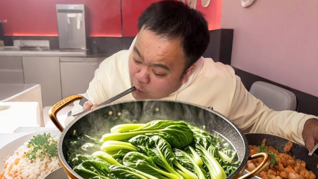 带南方小土豆在潮汕火锅店挑战朋友圈点菜，竟给点了一堆绿色的青菜，是想暗示点什么吗？【武大肥与刘二毛】