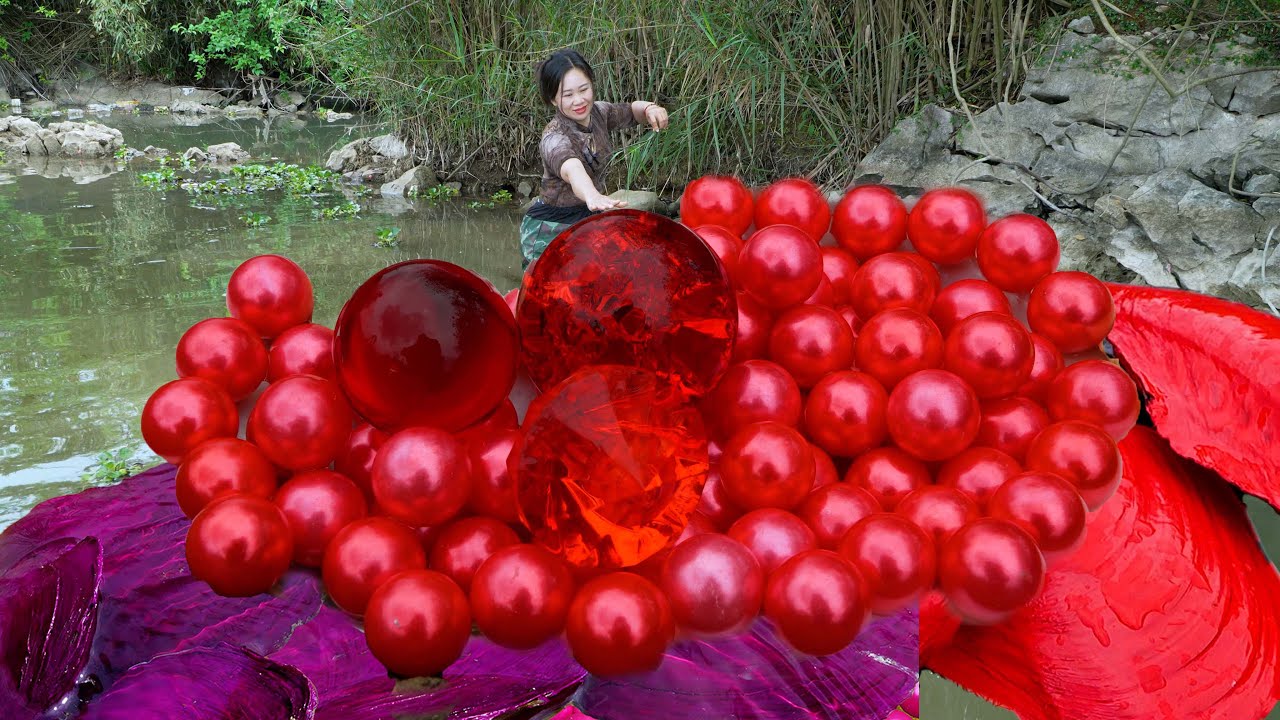 😱🎁The girl opened the giant clam, and the pearls inside shone brightly, making her intoxicated