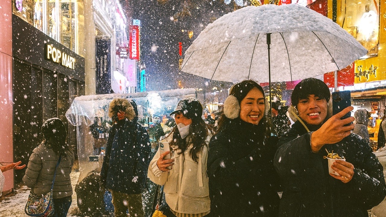 2025 First Snow Bomb : A Magical Winter Wonderland In Myeongdong. ❄️ Walking Through Heavy Snowstorm