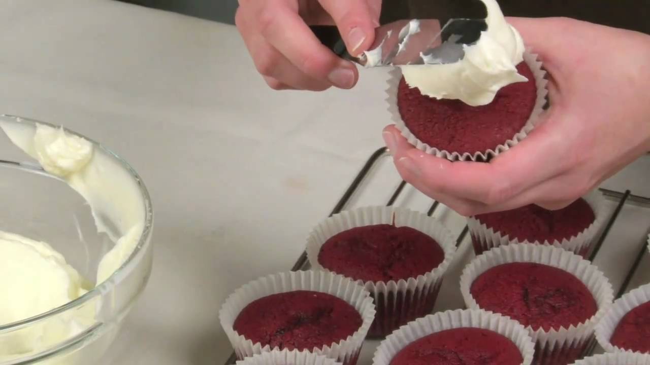 The Hummingbird Bakery Cake Days - Red Velvet Cupcakes