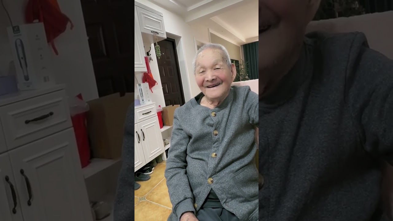 看看这小舅舅和1岁半的外甥女，多可爱啊，你看爷爷看的多幸福