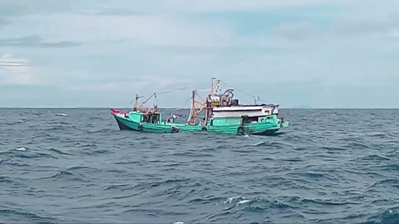 Kapal jaring perusaan lain , mau mencuri ikan di rumpun kami,.