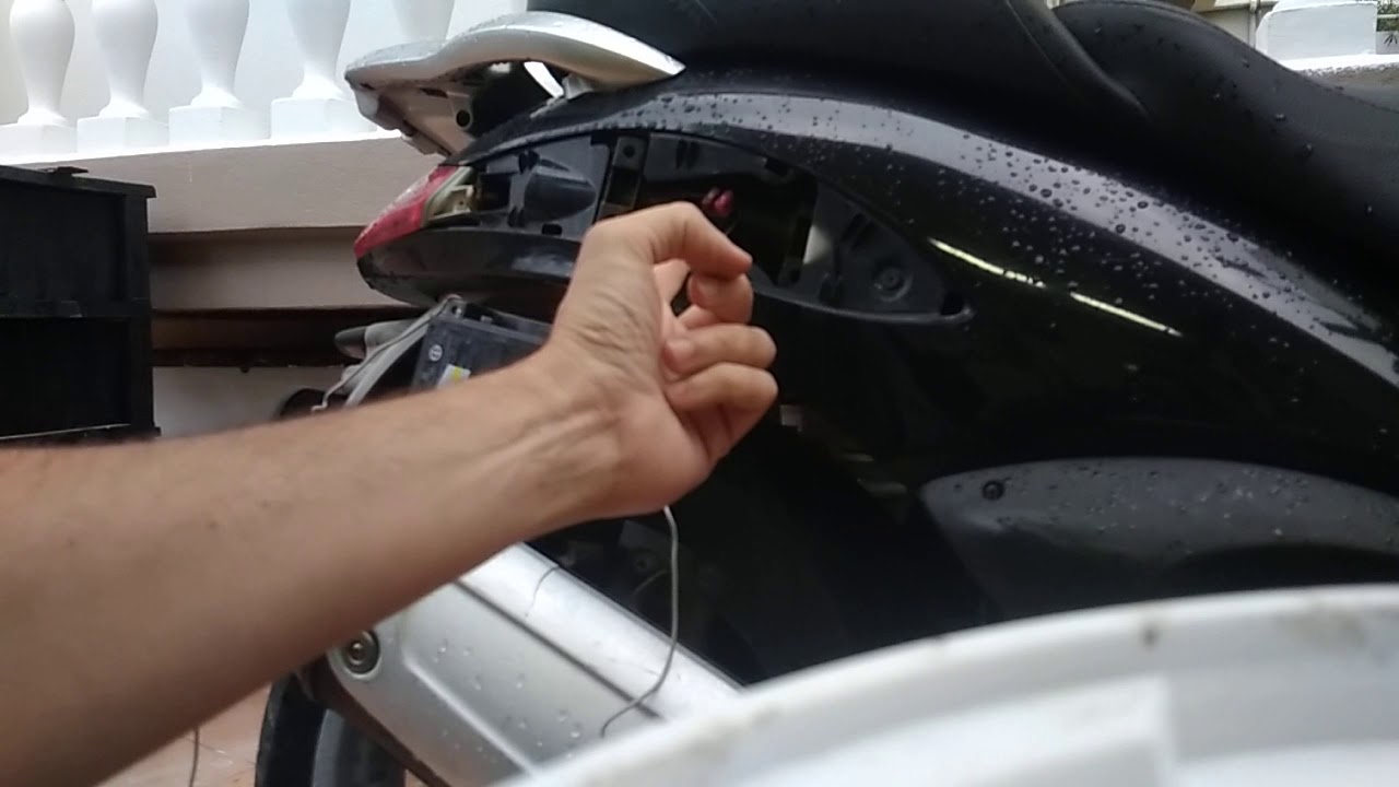 how to open Piaggio Beverly stuck seat