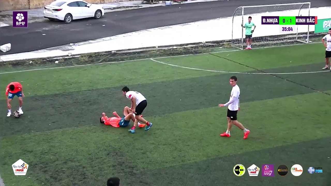 M&agrave;n tr&igrave;nh diễn V&Otilde; THUẬT cực căng tr&ecirc;n s&acirc;n Phủi - Ngo&agrave;i s&acirc;n th&igrave; ANH EM - V&agrave;o s&acirc;n th&igrave; ĂN EM