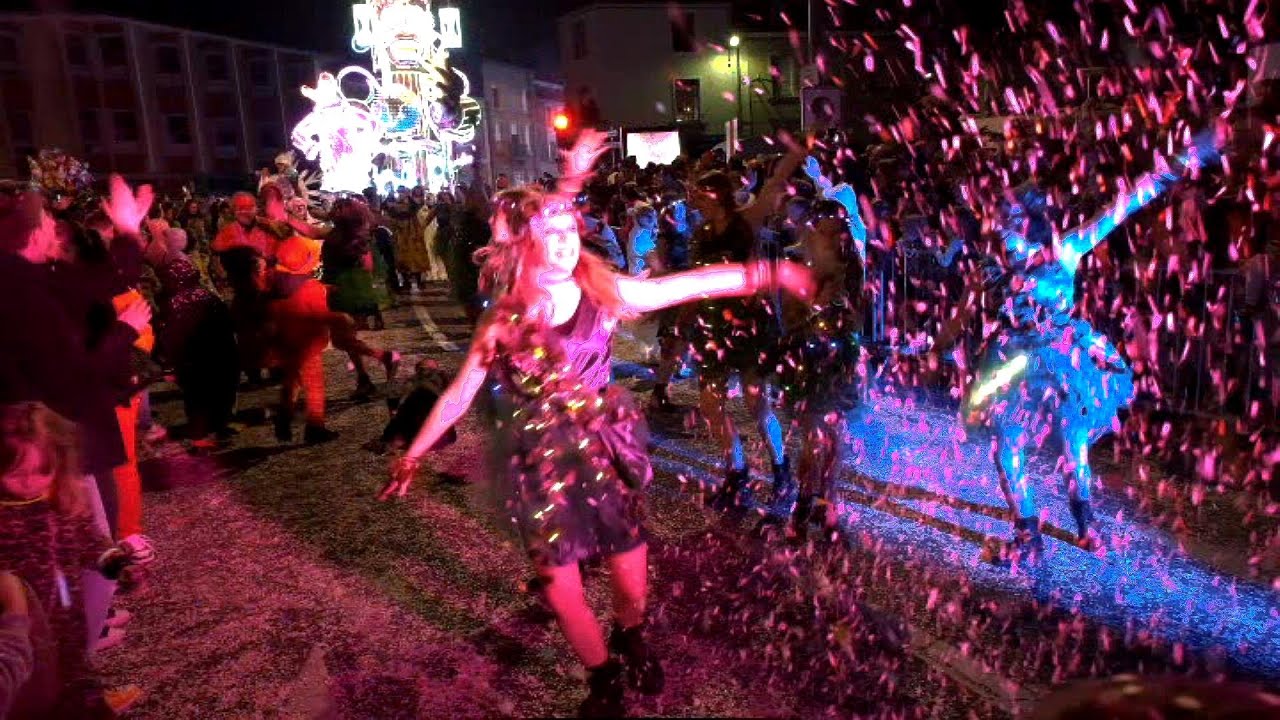 Cholet Carnaval Nuit 2023 -  Part 1   Le Défilé