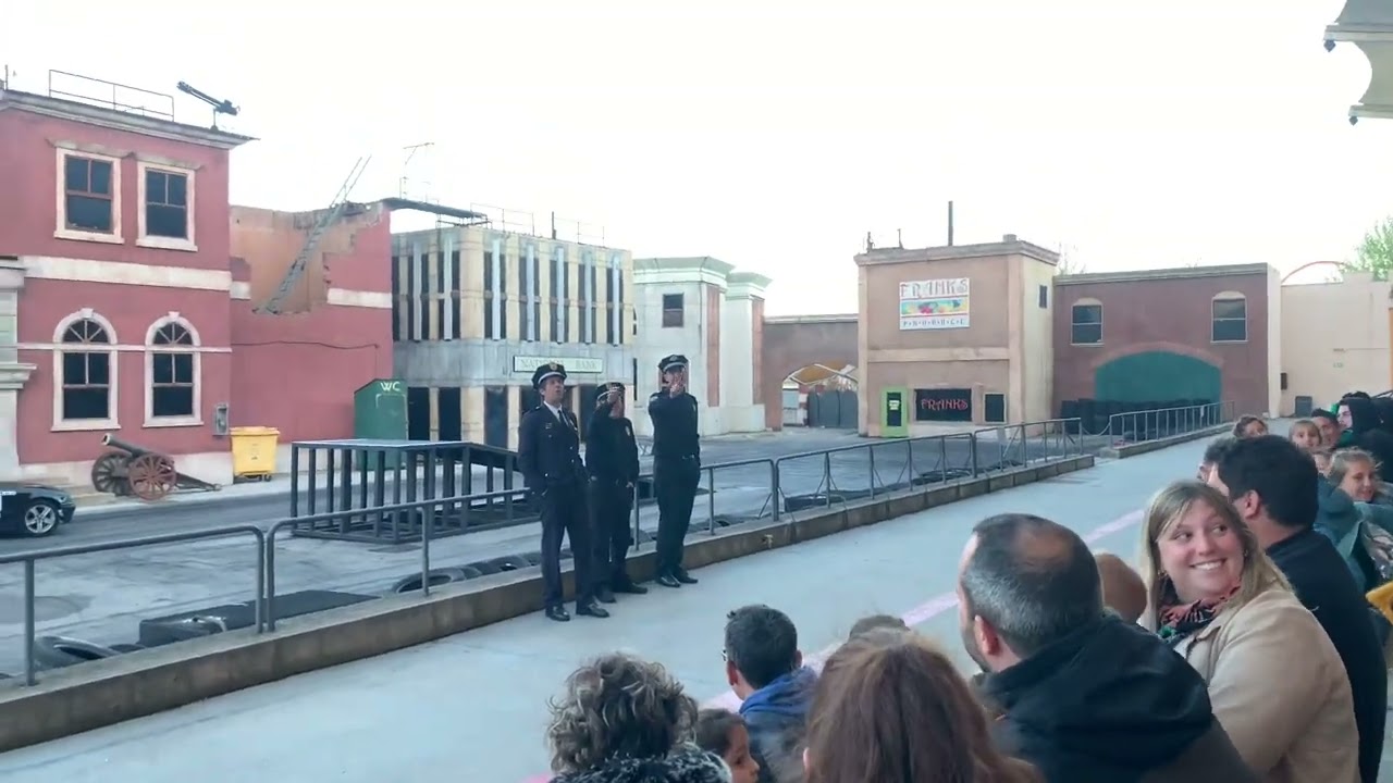 Espectáculo Parque Warner Madrid LOCA ACADEMIA DE POLICÍA