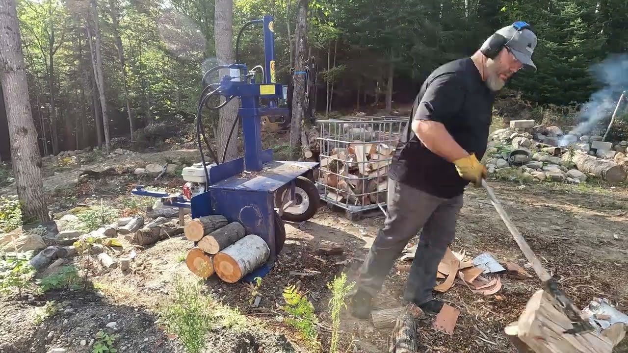 76-Bois de chauffage? Episode 2 - Fendre une corde de bois et remplir une cage/tote IBC