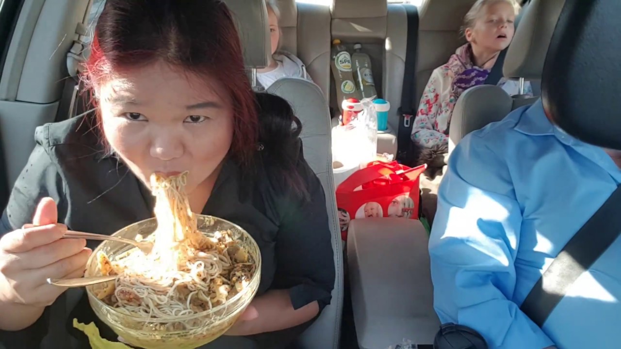 กินขนมจีนบนรถพาหลานๆไปเที่ยว ครัว ออลแลนด์