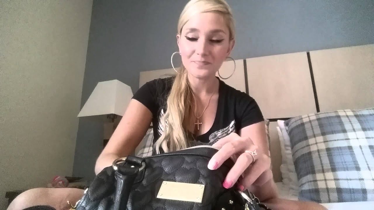 Whats In My Purse!? | LadyLuckTutorials