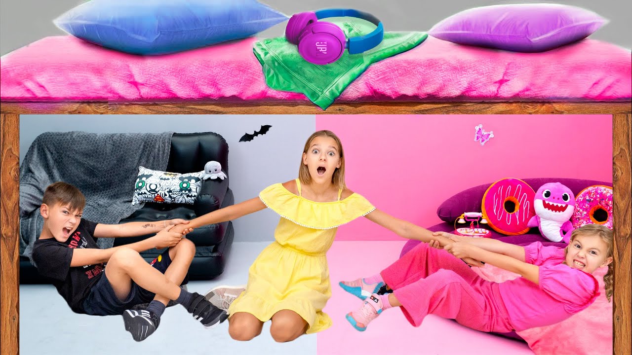 Vania et Mania jouent avec un ami dans une pièce secrète sous le lit