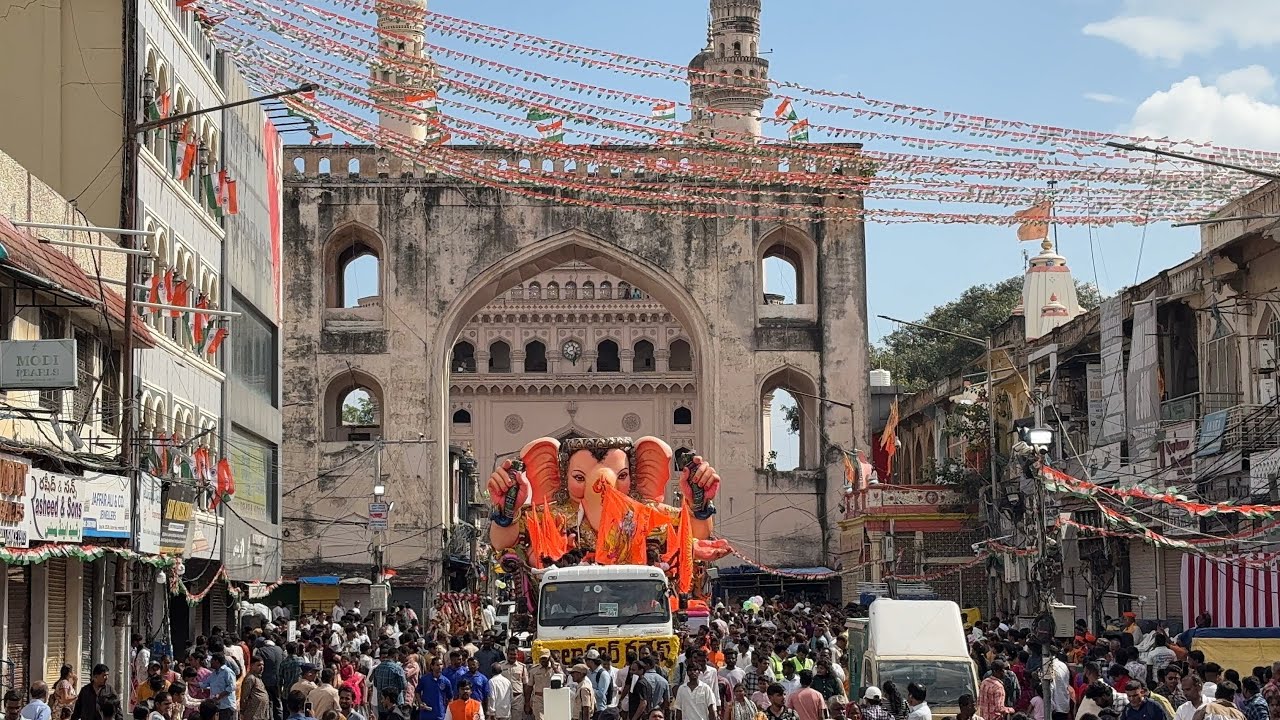 #Balapur Ganesh Shobhayatara At Charminar | Balapur Ganesh Nimajjanam 2025 Balapur Ganesh Laddu 2025