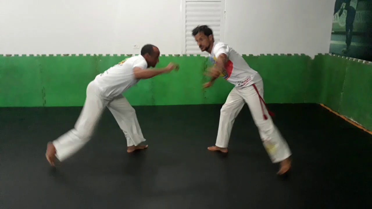 Capoeira - Movimento de passagem na Meia Lua de Compasso - Mestre Ganso