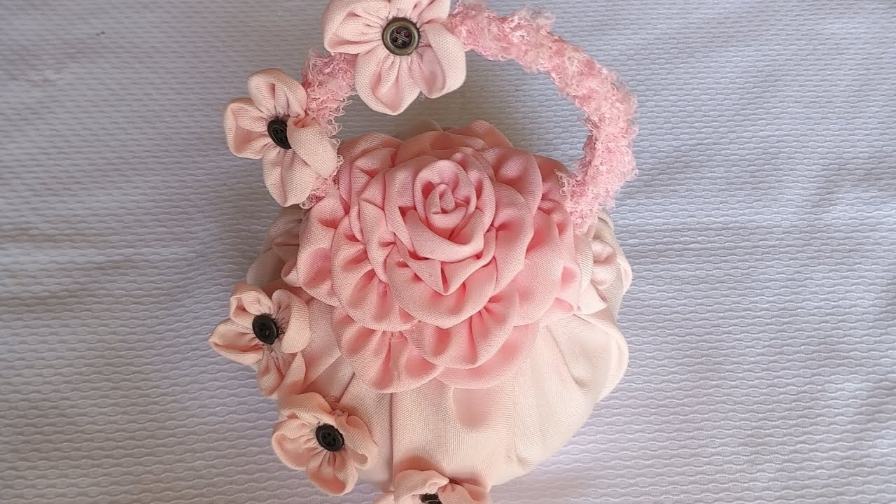 CESTINHA,PESO DE PORTA COM FLORES DE FUXICO 