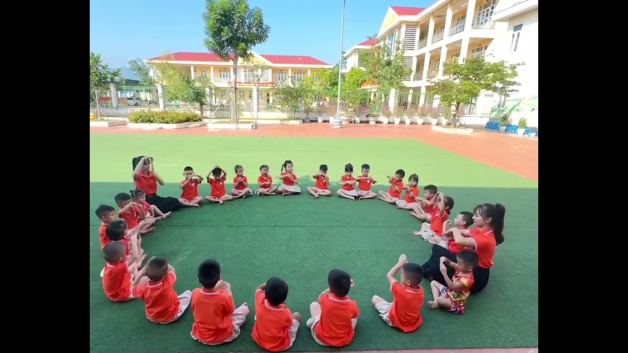 Lớp 4TA1 múa vòng tay ba mẹ