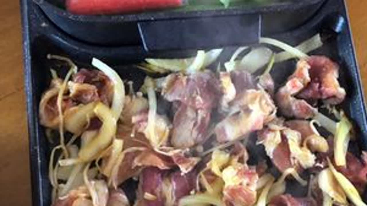 看我这个烤肉火锅一体锅怎么样，买回来还没用过呢，今天试试……#爱生活爱美食 #我和老李的农村日常 #妈呀太香了 #烤肉火锅一起