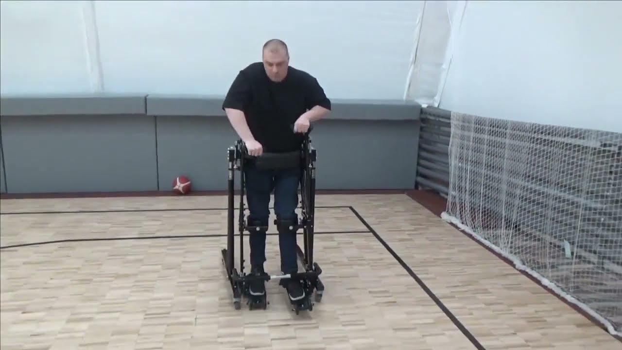 Paraplégique marche dans un exosquelette pour handicapés