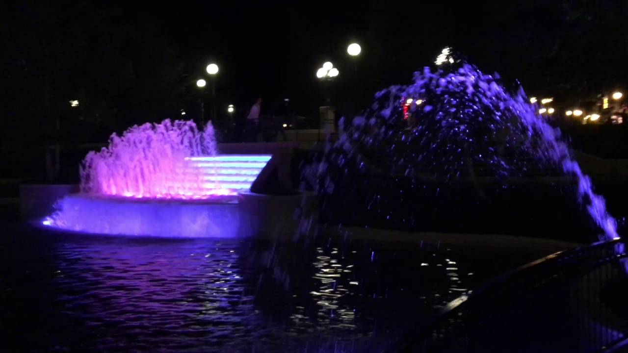Fontaine de couleurs de Fantasia Garden à Disneyland Paris HD