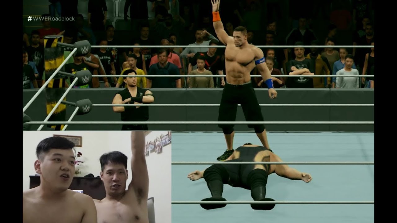 脱衣打 WWE 摔跤游戏 (2 topless guys think they're wrestlers)