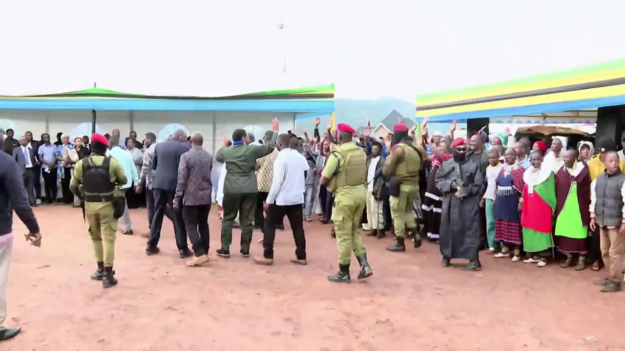 WAZIRI MKUU ANAZUNGUMZA NA WANANCHI WA MJI WA NAMANGA