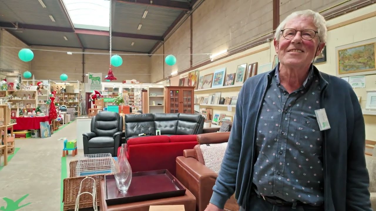 Naar kringloopwinkels gaan is ook herinneringen oproepen! Onze Jan heeft herinneringen bij 'n kachel