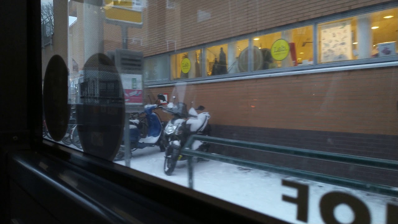 Lijn 104: meerijden, door de sneeuw, van Hilversum Station naar Neuweg