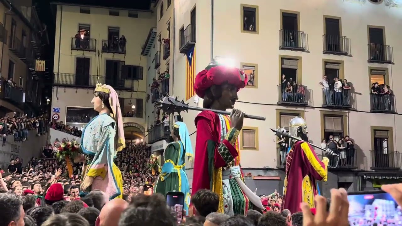 Últim salt de gegants de La Patum 2025 (Les nenes maques)