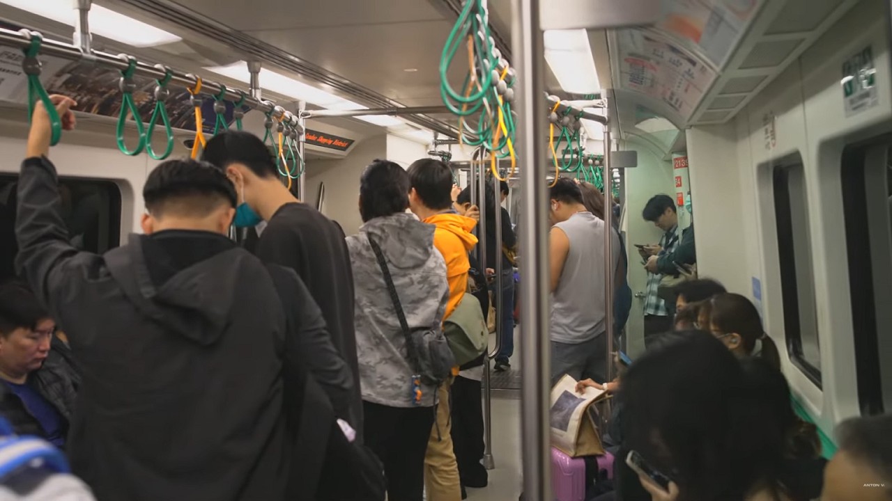 Taiwan, Kaohsiung, MRT night ride from Central Park to Sanduo Shopping District