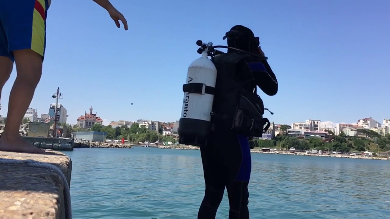 Scafandru echipat complet lansat la apa.