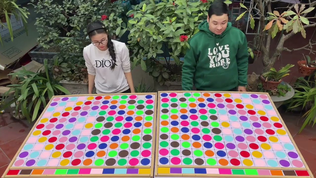 Puzzle sorting ball game challenging in rainbow order