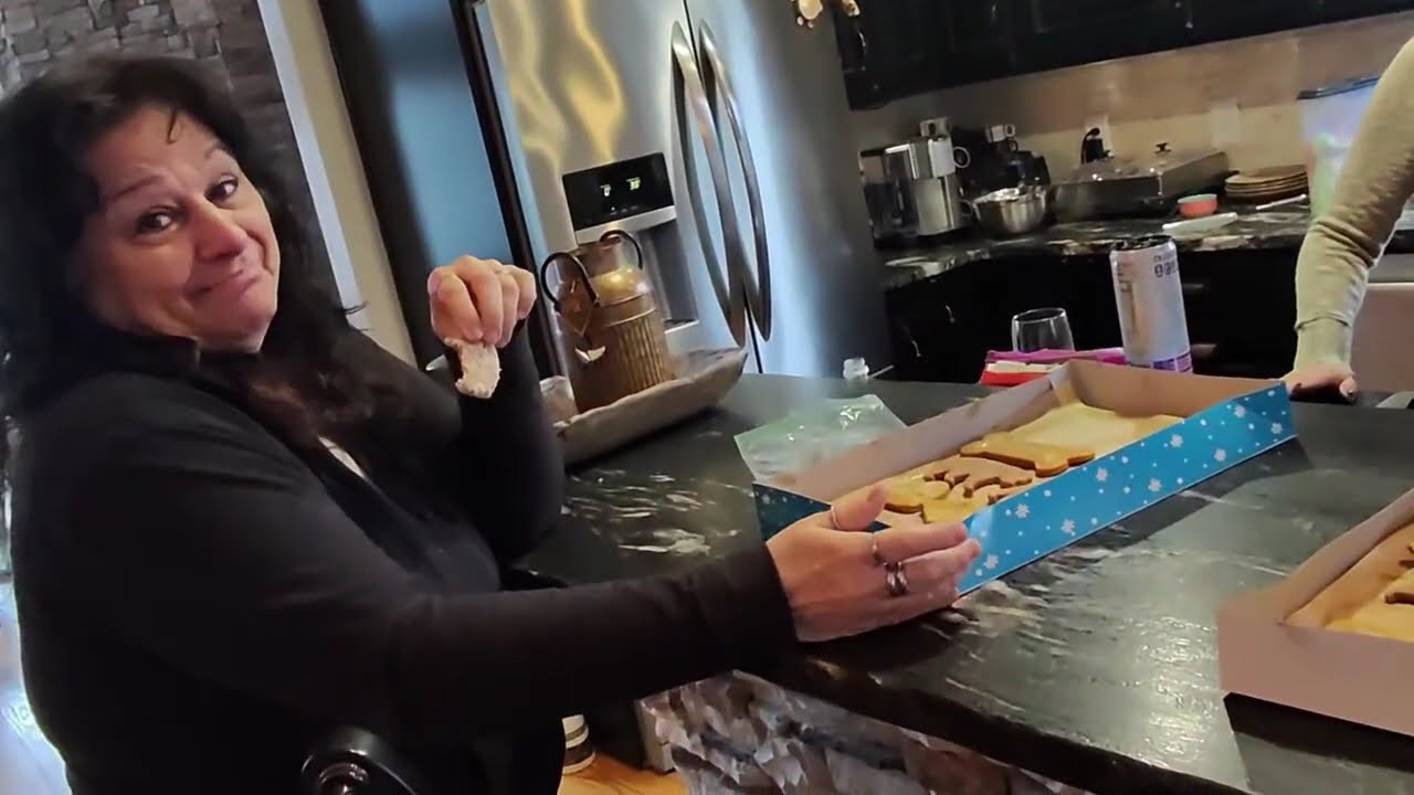 A little chat! Tammy and friends have a baking session