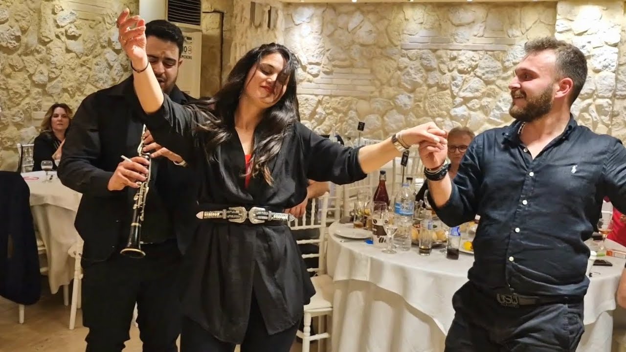 Η τραγουδίστρια Μάγδα Κούμπουλα χόρεψε τα κλάματα καί ο σύζυγός της Μάκης Δάρρας κλαρίνο