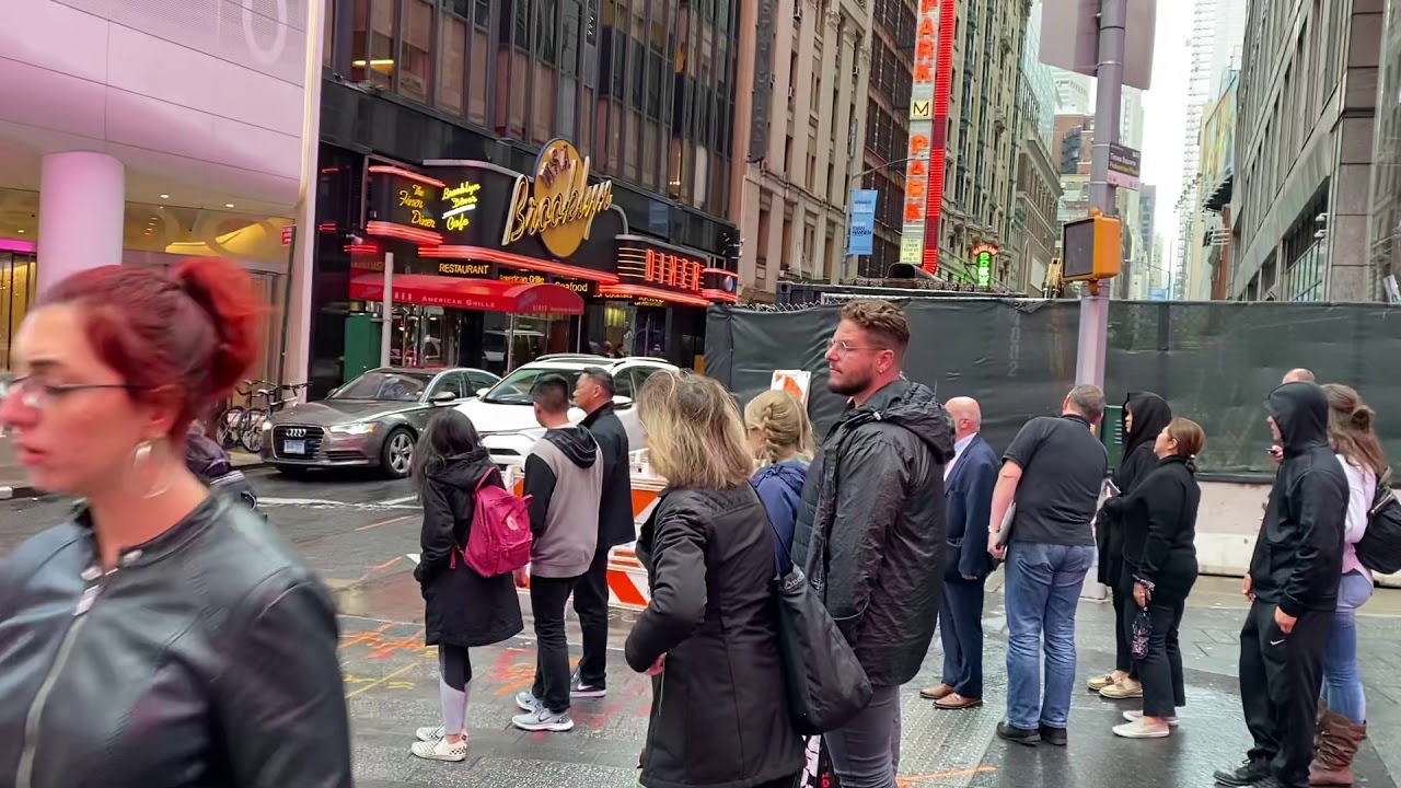 FDNY E65 Midtown Mob responding on W43rd Street, blasting their airhorn