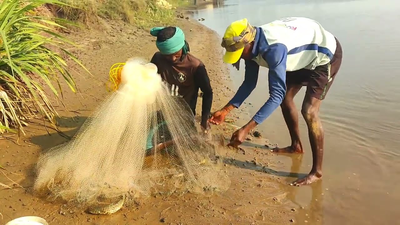 Amzaing village fishing a big fish catching viral video.. Tredicitinal fishing video. 