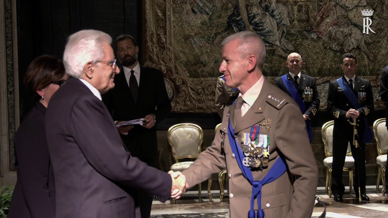 Il Presidente Mattarella consegna le insegne dell’Ordine Militare d’Italia