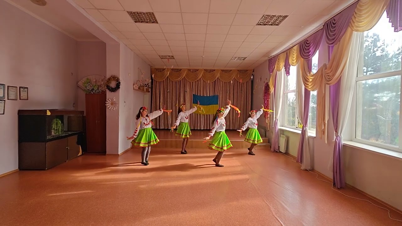 Виконують танок