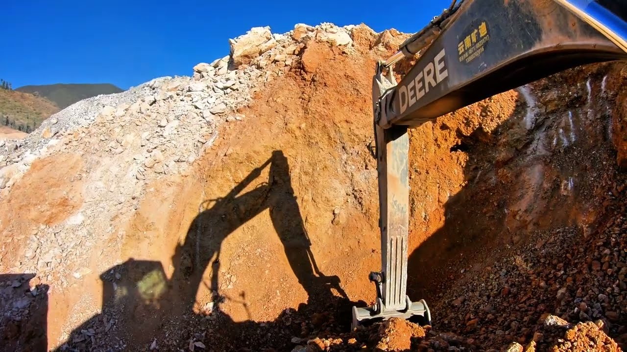 Monster in Action: John Deere Heavy-Duty Excavator Dominates the Mine!