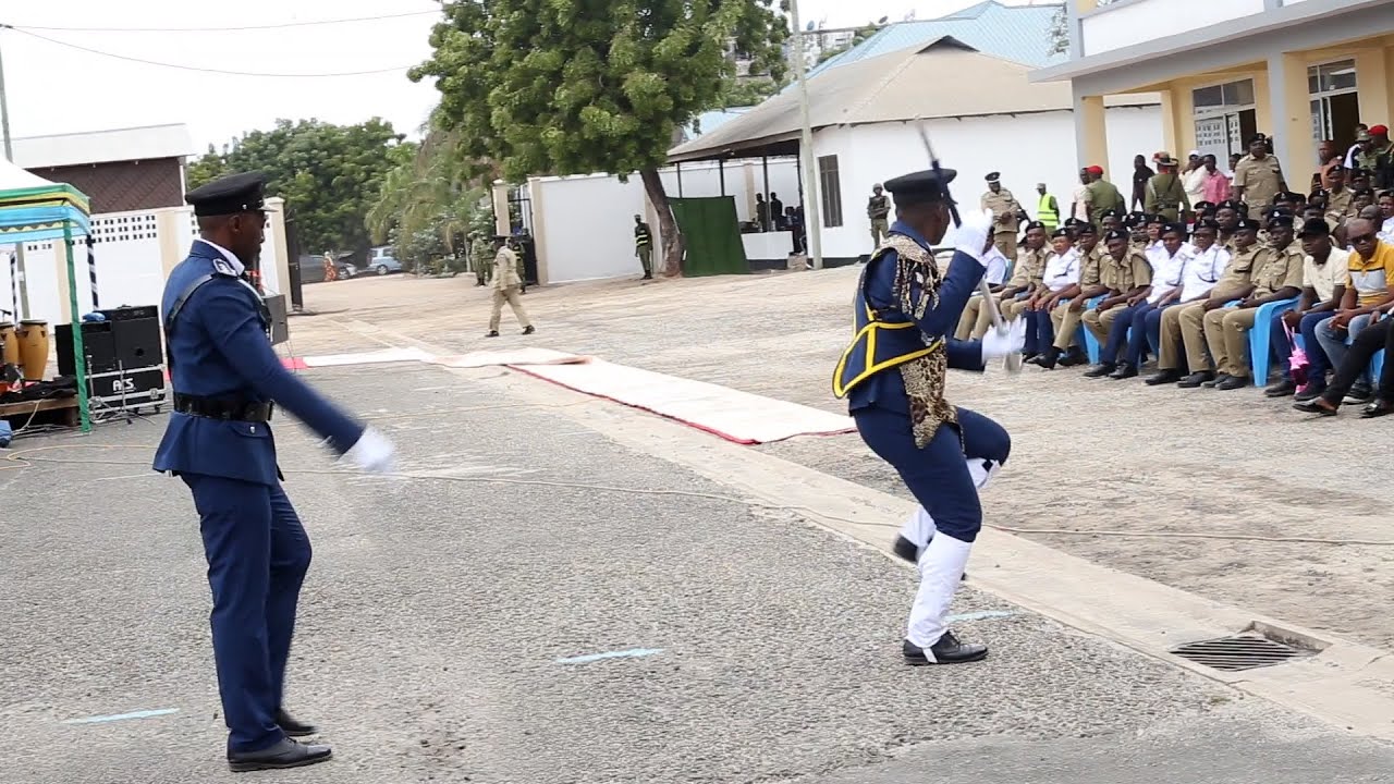 MBWEMBWE ZA KIONGOZI WA BENDI YA POLISI MBELE YA IGP WAMBURA WAKIPITA KUTOA HESHIMA